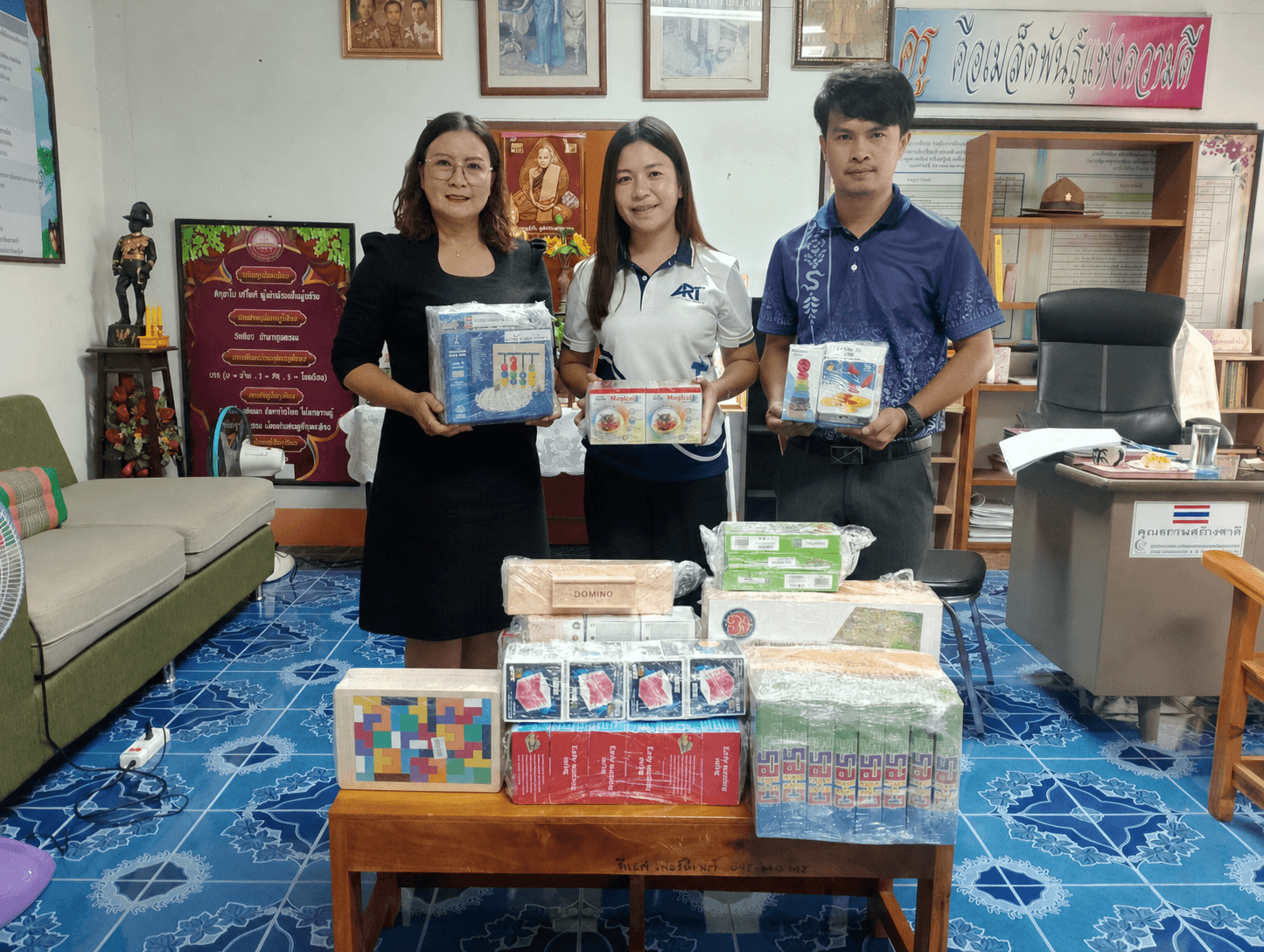 มอบของเล่นเสริมพัฒนาการและสื่อการเรียนรู้ให้แก่นักเรียน